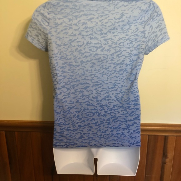 💋Short Sleeved T Shirt. M-L, $5 or 6 for $15 - Picture 3 of 3